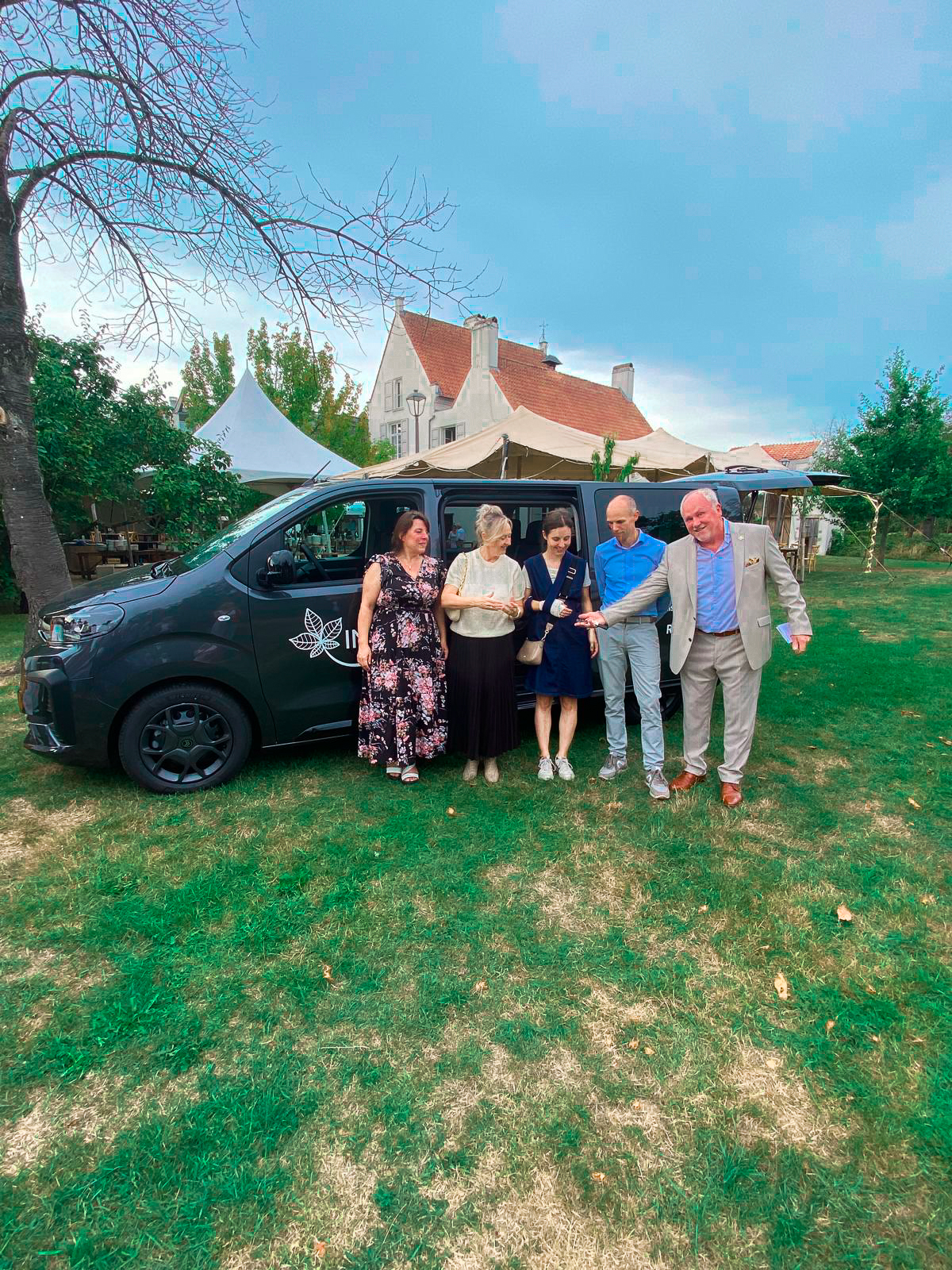 Je bekijkt nu Nieuwe minibus voor het IMG dankzij opbrengst Bal de la Rose
